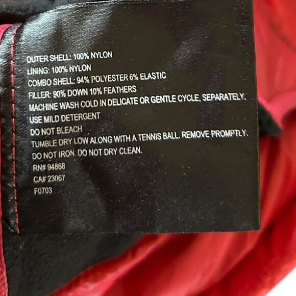 Bernardo Goose Down Vest Medium Winter Coat Warm Soft Red Black Zip - Picture 3 of 4